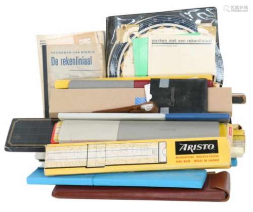 Een verzameling rekenlinialen.A collection of slide rulers.