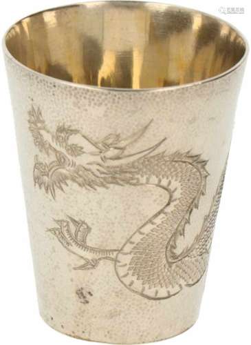 Bekertje zilver.Gehammerd versierd met chinese draak. China, HongKong, Lee yee Hing, 20e eeuw,