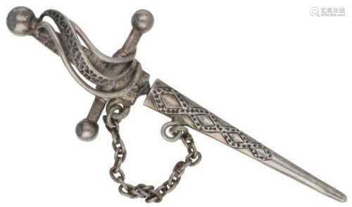 Vintage zwaardvormige dasspeld zilver - 925/1000.Met veiligheidskettinkje. LxB: 6,1 x 2,3 cm.