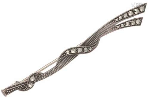 Broche zilver, markasiet - 835/1000.LxB: 0,7 x 6,2 cm. Gewicht: 3,3 gram.Silver brooch,