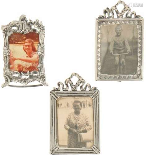 (3) mini fotolijstjes zilver.Met diverse versierde randen gedecoreerd. Nederland, 20e eeuw,