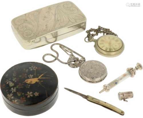 Een lot diversen w.o. een lakwerk doosje en zakhorloges.A lot of various objects including a