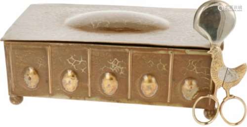 Een gehamerd koperen tabaksdoos met daarbij een eierknipper.Afm. 7,5 x 22 cm.A hammered copper