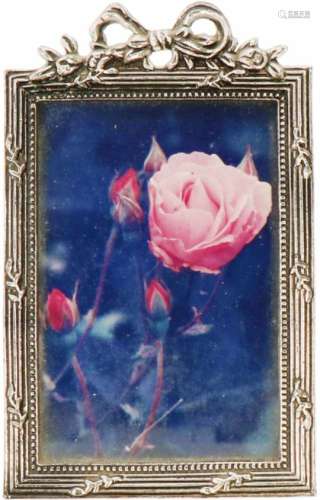 Fotolijstje BWG.Gegoten model voorzien van strik met bloemdecoraties. 20e eeuw. H 9,5cm, 0/1000.