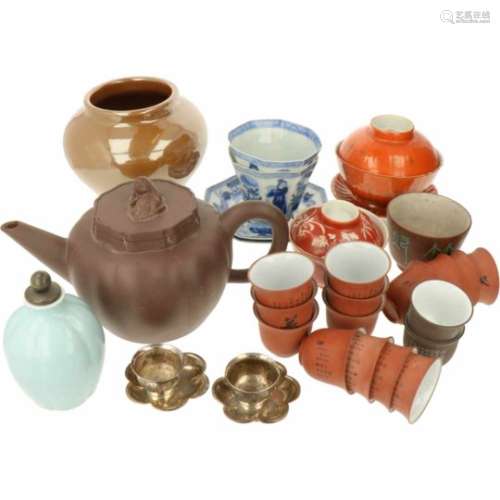 Een lot diversen Aziatische voorwerpen w.o. kop en schotels en één terracotta theepot. China en