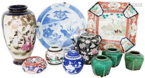 Een lot van Chinees en Japans keramiek.Diverse kwaliteiten.A lot with Chinese and Japanese ceramics.