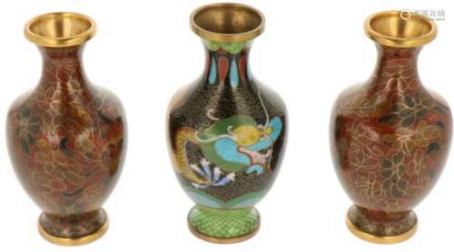 Een lot van drie cloisonné vaasjes. China, 20e eeuw.Afm. 13 x 6 cm.A lot of three cloisonné vases.