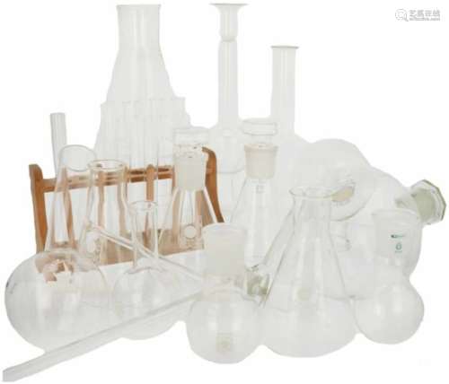 Een kavel met divers laboratoriumglas. A lot with various laboratory glass.