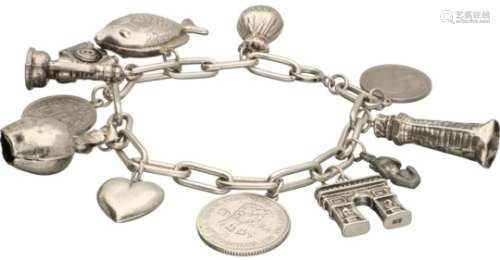 Bedelarmband zilver - 835/1000.Met 12 bedels. L: 21 cm. Gewicht: 52,1 gram.Charm bracelet silver -