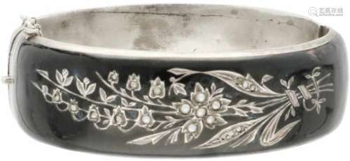 Antieke armband zilver, zwarte emaille en zaadparel - 800/1000.Met veiligheidskettinkje. D: 6 cm.