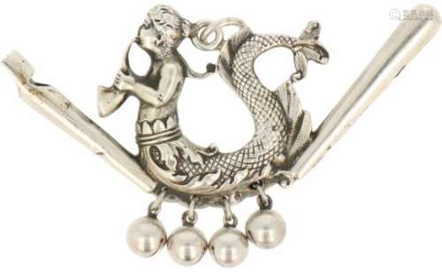 Rammelaar zilver.In de vorm van een zeemeermin met fluit en zilveren bijtstuk. Nederland, Amsterdam,