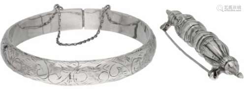 Lot slavenarmband/broche zilver - 835/1000.Diameter armband: 6,3 cm en lengtexbreedte broche: 1,2