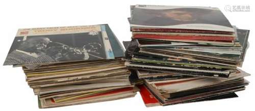 Een Lot met vinyl langspeelplaten. Voornamelijk Jazz. Diverse formaten. A lot with vinyl records.