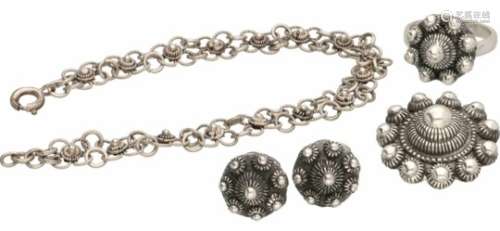Lot divers vintage zilver - 925/1000.Ring, hanger, oorbellen en armband met Zeeuwse knopen.