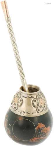 Een mate-beker vervaardigd uit een kalebas met zilveren en rosé-gouden elementen en voorstelling van