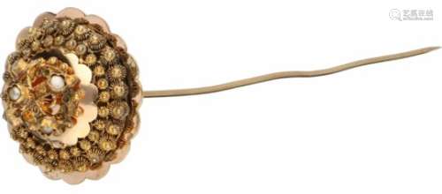 Antieke mutsspeld rosegoud, zaadparel - 14 kt.Met Zeeuwse knopen. LxB: 9,5 x 2,4 cm. Gewicht: 4,5