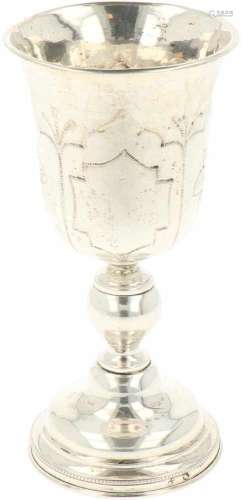 Kiddush cup BWG.Op voet voorzien van gegraveerde en gehamerde versieringen. eind 19e eeuw,
