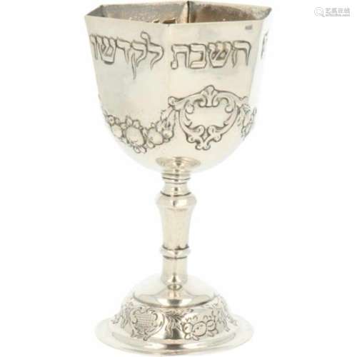 Kiddush cup zilver.Fraai gedecoreerd met traditionele gehamerde bloem en rocaille versieringen en