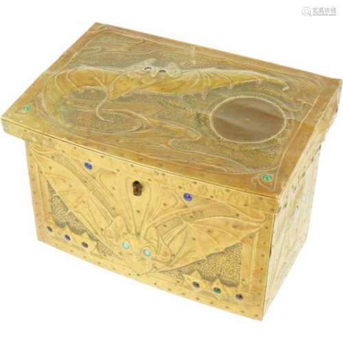 Alfred Louis Daguet (1875 -1942). Een houten doosje met gedreven koperbeslag waarop
