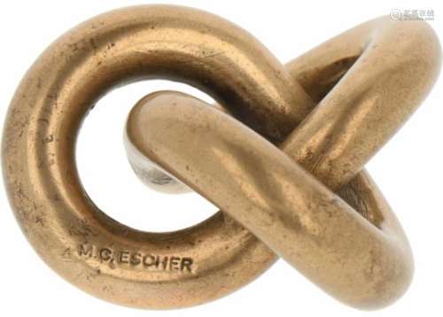 M.C. Escher (1898-1972).Bronzen knoop. Afm 8 x 8 x 4 cm.M.C. Escher (1898-1972).Bronze knot. Dim.