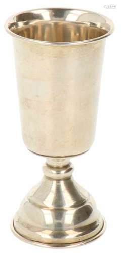 Kiddush cup zilver.Op voet met gegraveerde versieringen. Israel, 20e eeuw, Keurtekens: 835,