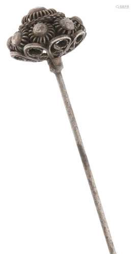 Antieke mutsspeld zilver - 835/1000.Met Zeeuwse knopen, naald is van ijzer. LxB: 19 x 1,4 cm.