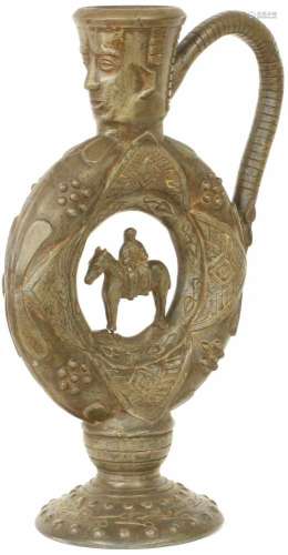 Een metalen ringkan. Duitsland, 19e eeuw.Met schade. Afm. 37,5 x 24,5 x 14 cm.A metal ring jug.