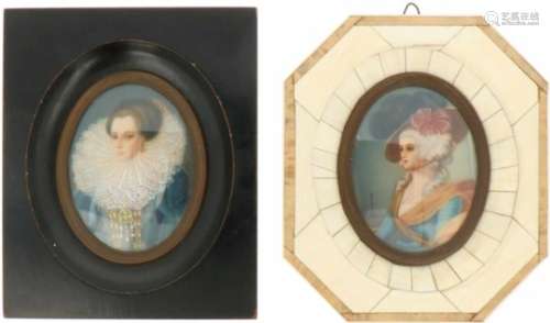 Een lot van twee miniatuur portretten van elegante dames, een gesigneerd. Frankrijk, 1e helft 20e