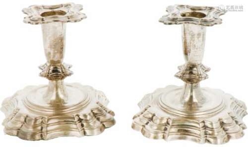 (2) delige set Kandelaren zilver.Laag model baluster model met geornamenteerde rand versieringen.