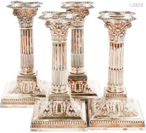 (4) delig set kandelaars zilver.Gevuld uitgevoerd als balustervormig kolom model. Engeland,