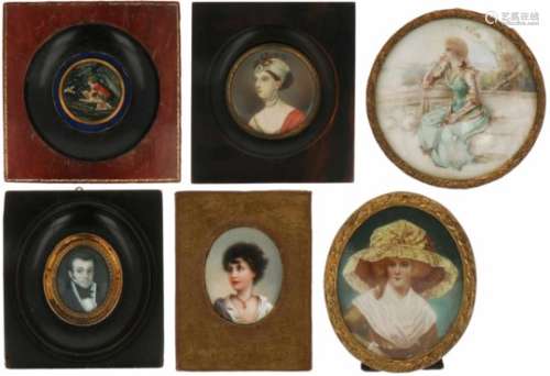 Een zestal miniatuurportretjes, 19e & 20e eeuw.Waarvan één op porselein. Diverse afmetingen en