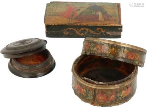 Een drietal doosjes, 19e eeuw.Waaronder één beschilderd schildpad doosje en een Venetiaans doosje.