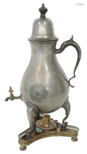 Een tinnen kraantjeskan. Nederland, 19e eeuw.Afm. H: 47 cm.A pewter tap jug. The Netherlands, 19th