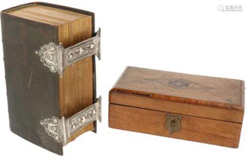 Een houten kistje met intarsia en marqueterie. Circa 1900.Bijgevoegd een bijbeltje met zilveren