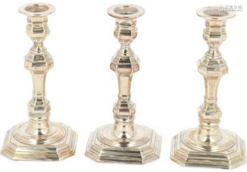 (3) mini kandelaars zilver.Baluster vormig model op hoekige voet. Nederland, St. Michelsgestel, C.