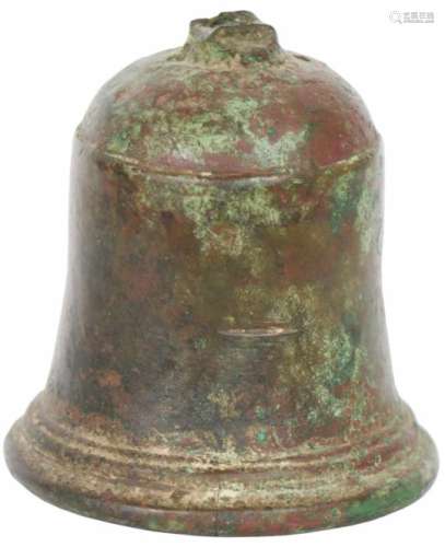 Een antieke bronzen bel, vermoedelijk Utrecht.Afm. 22,5 x 11 cm.An antique bronze bell, presumably
