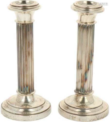 (2) delige set kandelaren zilver.Uitgevoerd als kolom met cannelures, gevuld. Nederland, 20e eeuw,