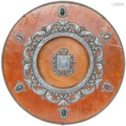 Een pre-revolutionaire Russische mahonie disk met tinnen versierselen en halfedelstenen. 