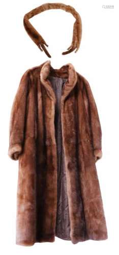 Een bontmantel en een nerts shawl.Inclusief aankoopbon uit 1988.A fur coat and a mink shawl.