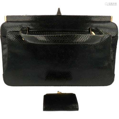 Een slangenleren damestas incl. portefeuille. 20e eeuw.Afm. 34 x 33 cm.A snake leather ladies' bag