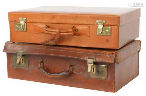 Een lot van twee lederen vintage reiskoffers.A lot of two leather vintage travel bags.