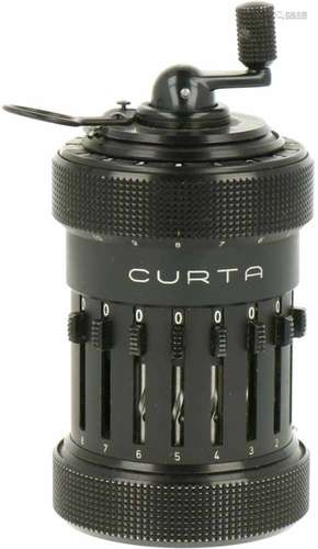 Een Curta calculator type 1. Liechtenstein, ca. 1950.Afm. 11 x 5,5 cm.A Curta calculator type 1.