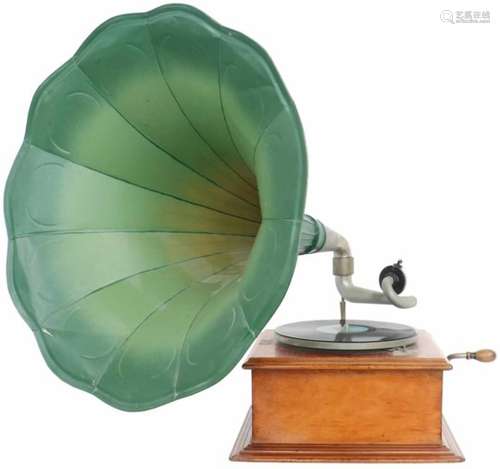 Een grammofoon merk Montero met extra naalden en platen. A gramophone of the brand Montero with