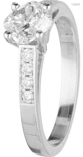 Shoulder ring witgoud, ca. 1.18 ct. diamant - 18 kt.9 Cushion modified briljant geslepen