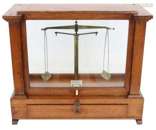 Een apothekersweegschaal, circa 1900.Gewichten ontbreken. Afm. 33 x 39 x 17,5 cm.A pharmacy scale,