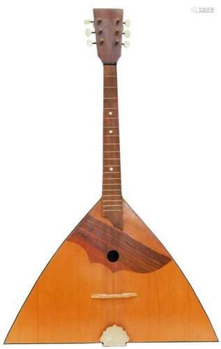 Een houten 6 snarige balalaika. Rusland, eind 20e eeuw.Afm. 68 x 42 cm.A wooden 6-string