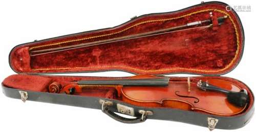 Een viool met strijkstok in koffer.A violin with bow in case.