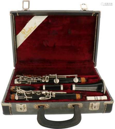 Een Prufer klarinet met zilveren beslag.Met bijbehorende koffer. A Prufer clarinet with silver