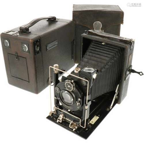 Een lot van twee camera's; - Compur No 258646 met G. Rodenstock lens - in lederen tas met toebehoren