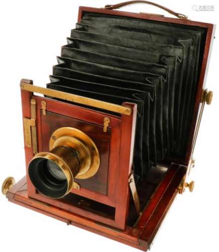 Een houten camera. City Sale & Exchange met Pioneer lens ca. 1900.A wooden camera. City Sale &